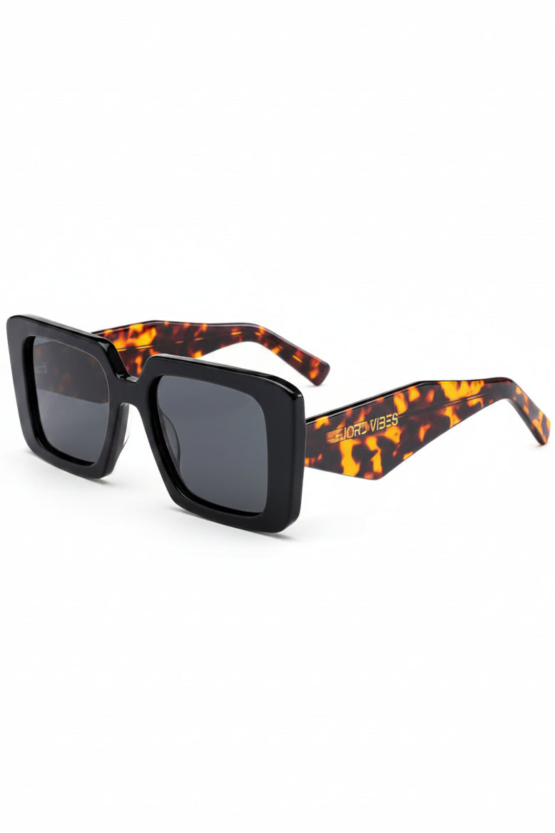 Oversized Acetate statement solbriller fra Fjord Vibes of Norway med svart rammme, svart innfatning og Amber turtoise og brunfarget arm med hvit bakgrunn på bildet