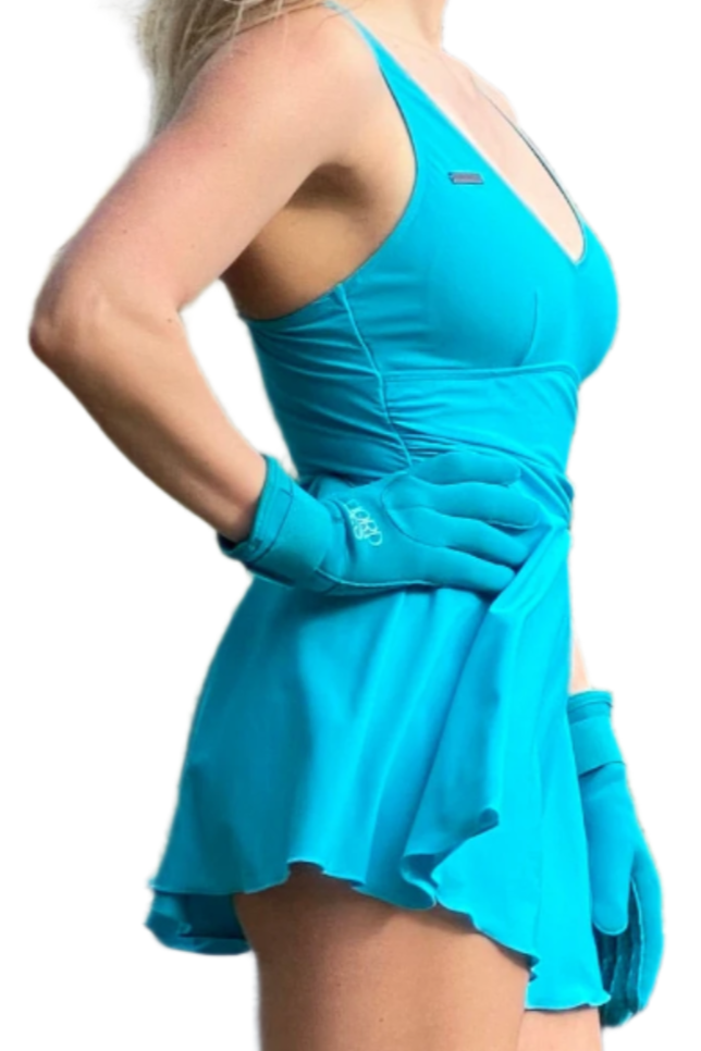 Dame som står har på en turkis badekjole og matchende neopren-hansker