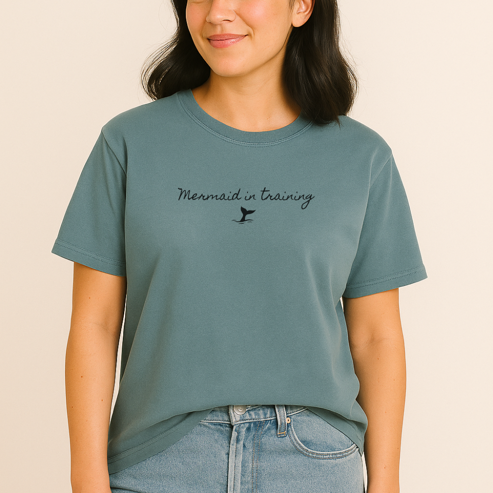 Dame med sjøgrønn unisex isbading t-skjorte fra doudare med påskrift Mermaid in training
