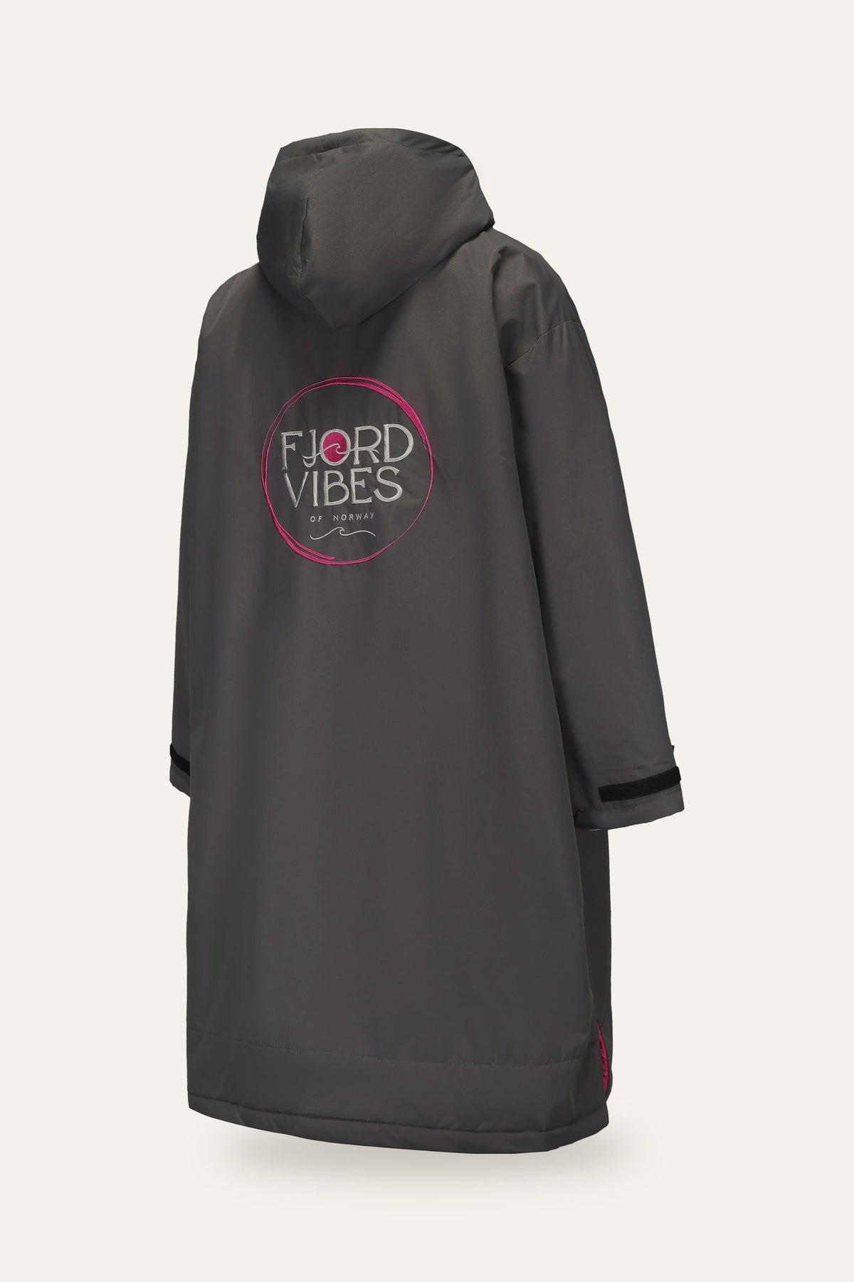 Grå badekåpe til isbading og helårsbading fra Fjord Vibes med stor Fjord Vibes-logo i rosa på ryggen – sett bakfra
