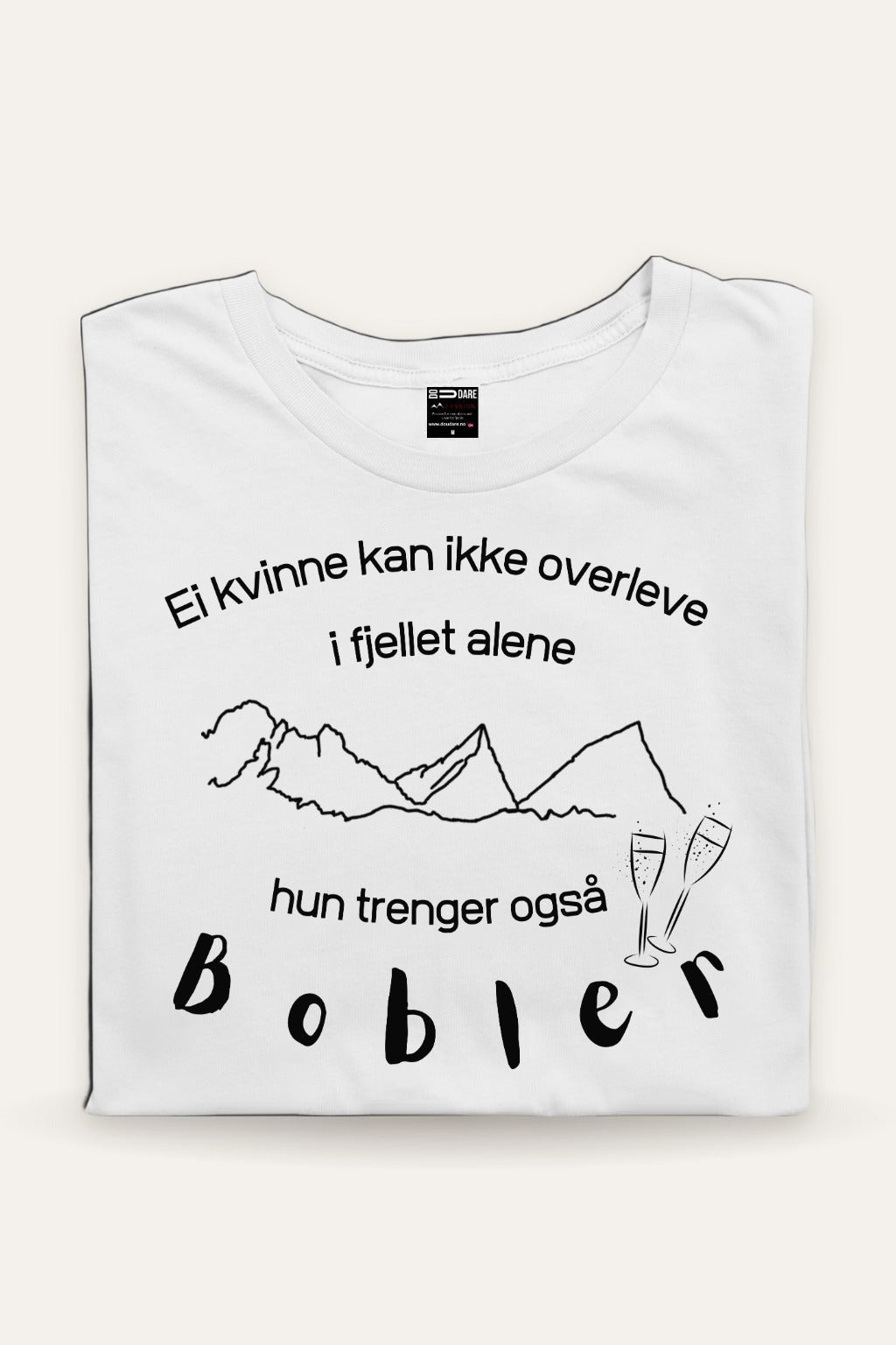 Brettet prosecco t-skjorte i hvit med svart trykk, fjellmotiv: Ei kvinne kan ikke overleve i fjellet alene, hun trenger også bobler – Fjord Vibes