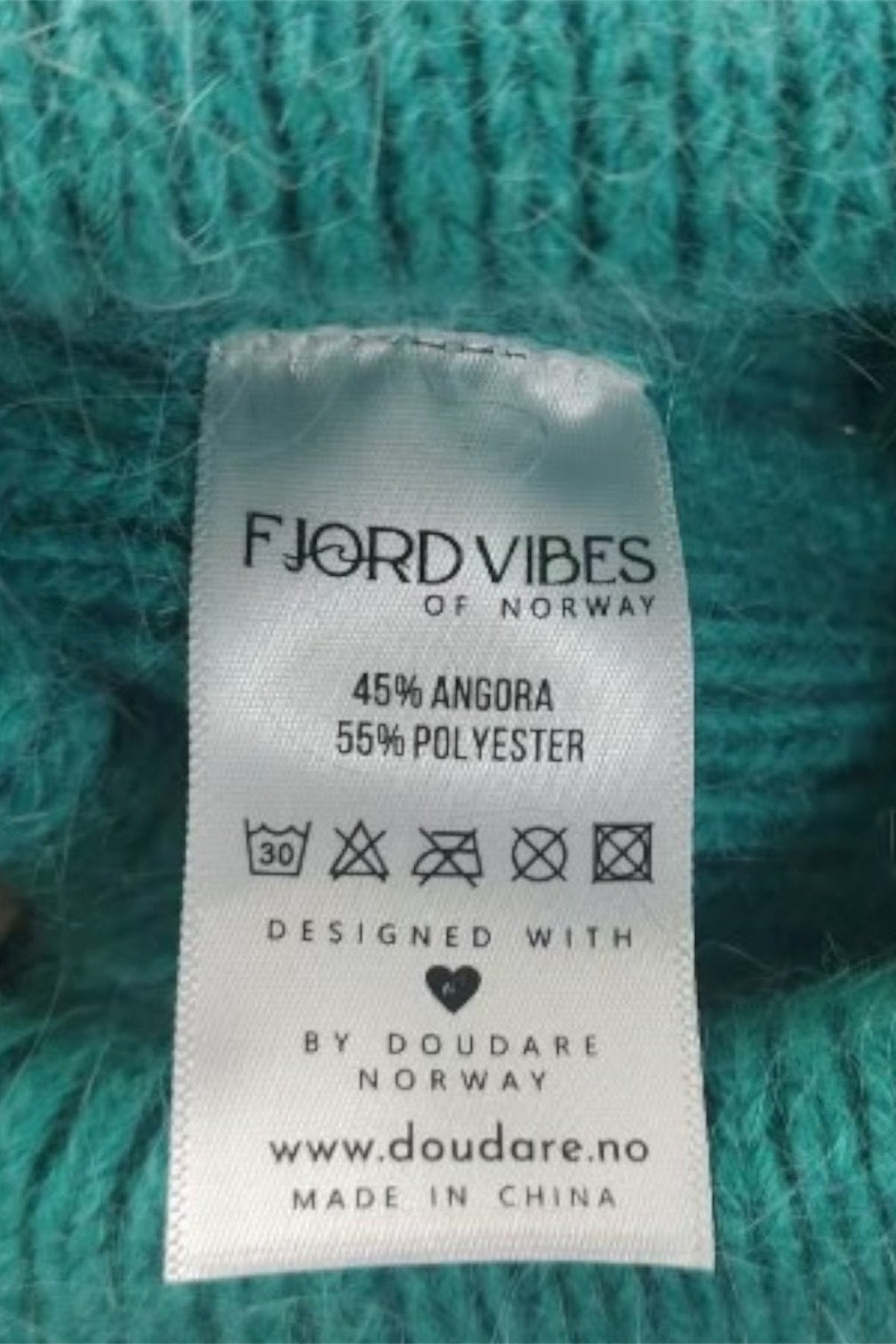 Angora ull-lue til isbading med fjord vibes of Norways logo påsydd inni 