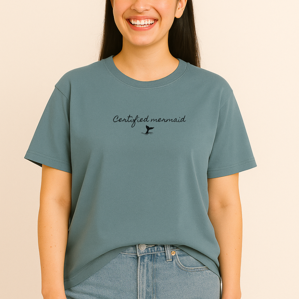 Dame med sjøgrønn unisex isbading t-skjorte fra doudare med påskrift Certified Mermaid