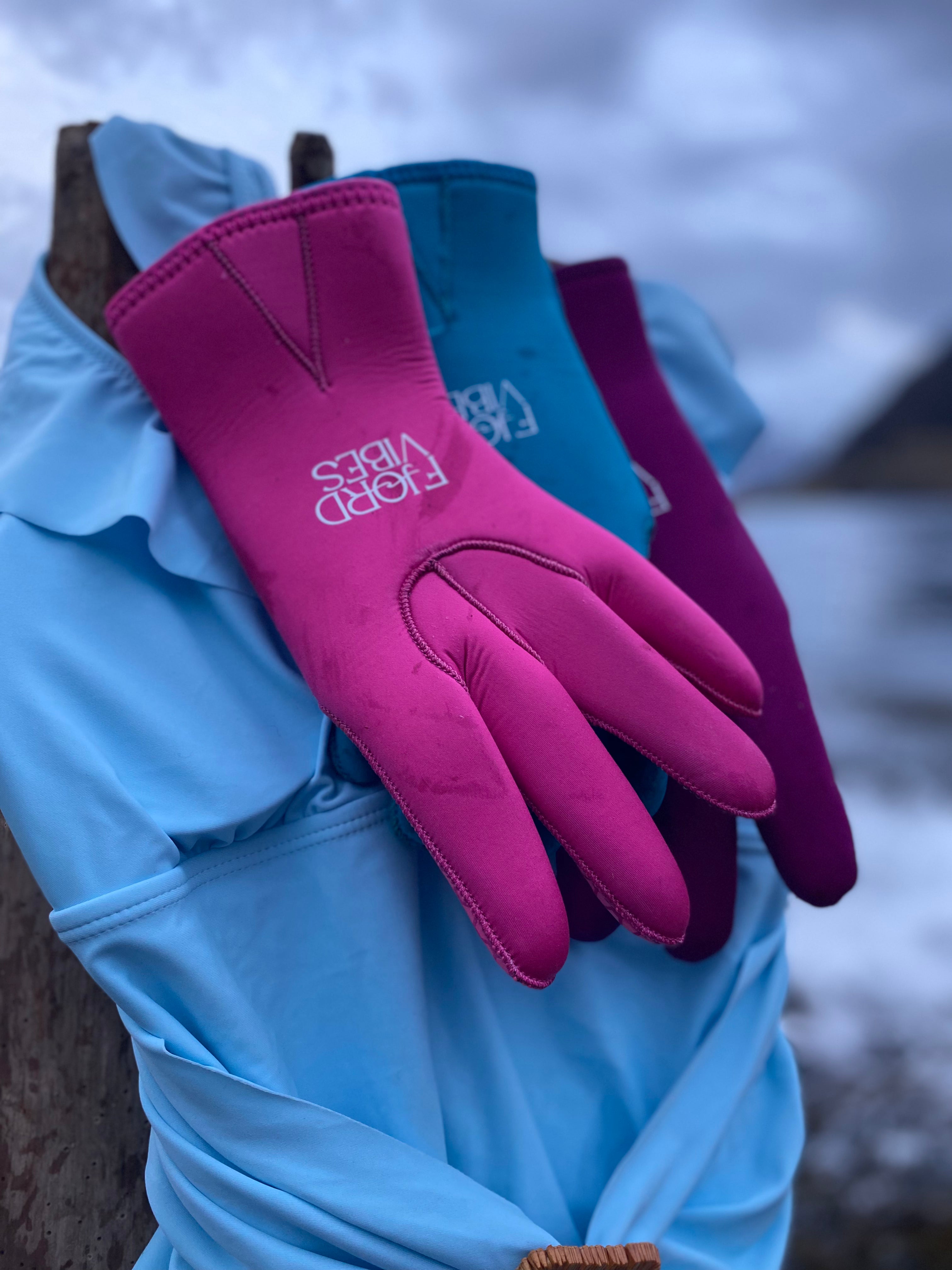 Neopren fra FjordVibes i skarpe farger matcher Sonja Badedrakt 