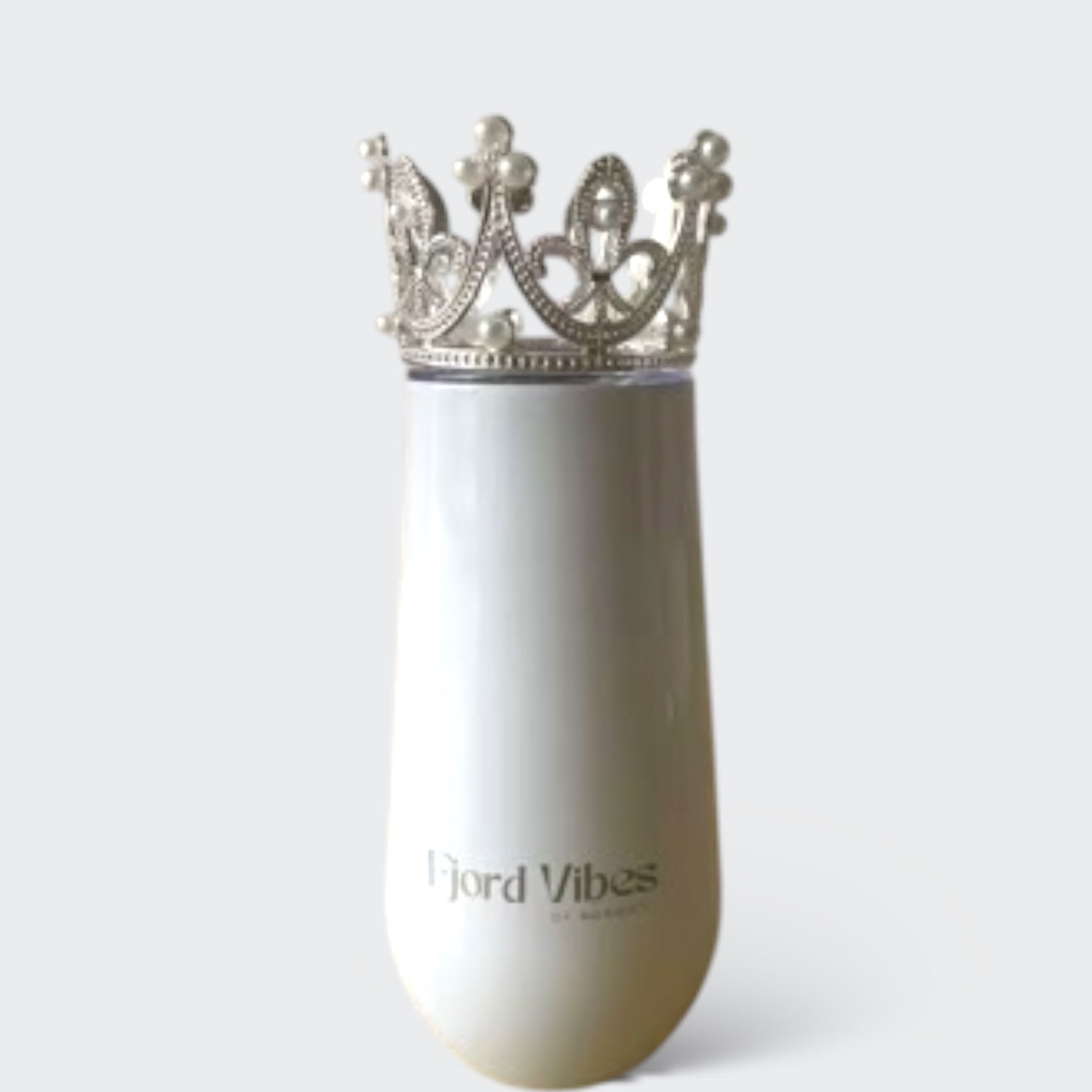 Fjord vibes prosecco vin kopp i hvit farge med pyntekrone i  sølv