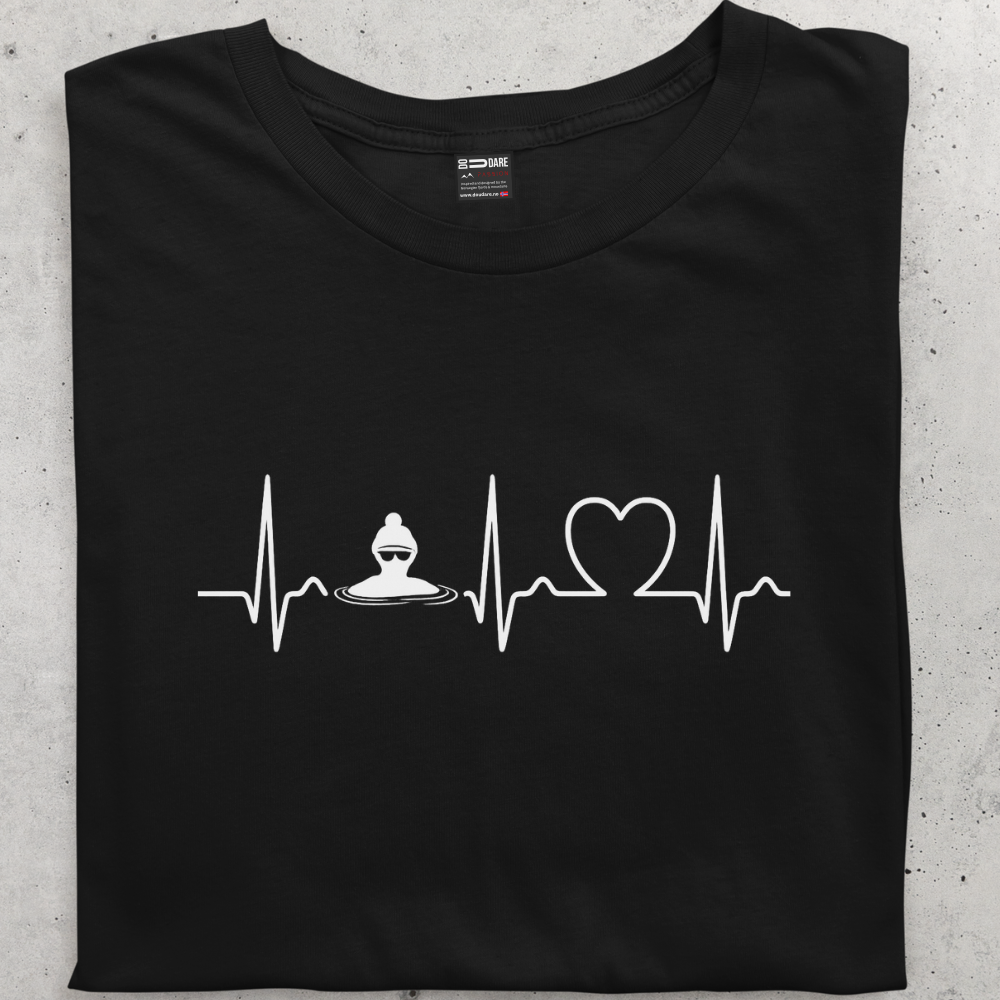 sammenlagt svart t-skjorte med hjerteslag og en svømmer  over brystet  som viser forkjærlighet for vann og isbading
