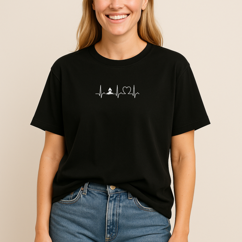 dame som har på en svart t-skjorte med trykk som viser at hun elsker å bade med hjerteslag og svømmer over brystet