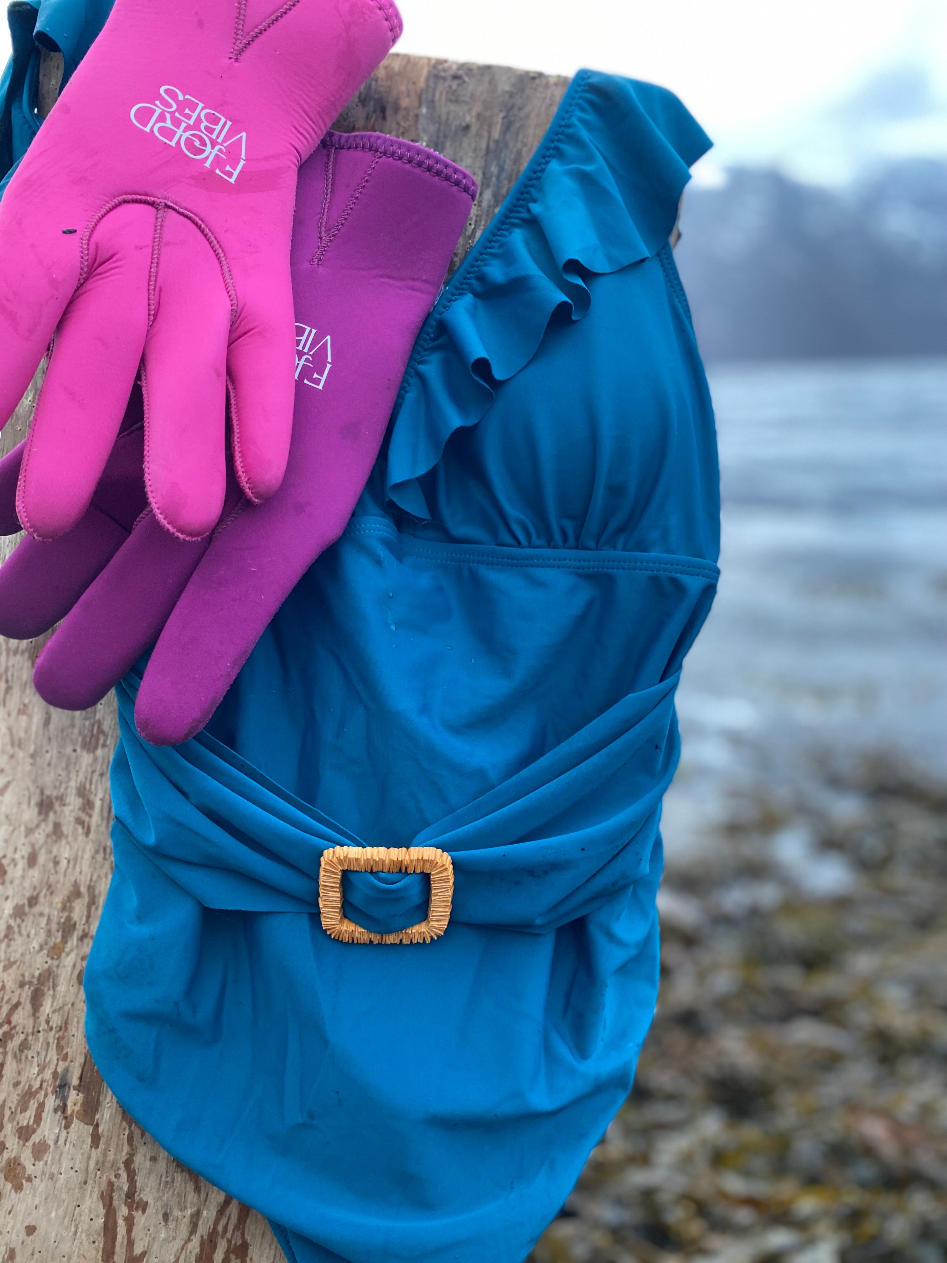 Sonja badedrakt i petrol farge fra Fjor Vibes. Match med neopren i rosa eller lilla 