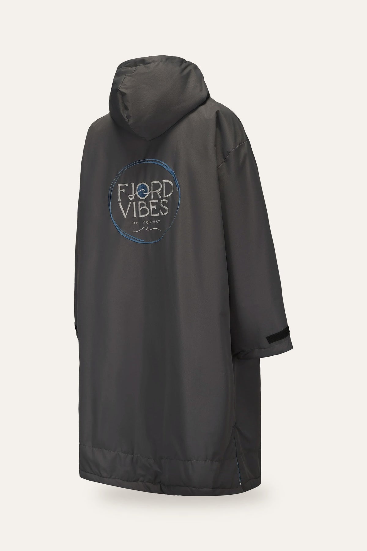 Grå badekåpe til isbading og helårsbading fra Fjord Vibes med stor Fjord Vibes-logo i glacierblått på ryggen – sett bakfra