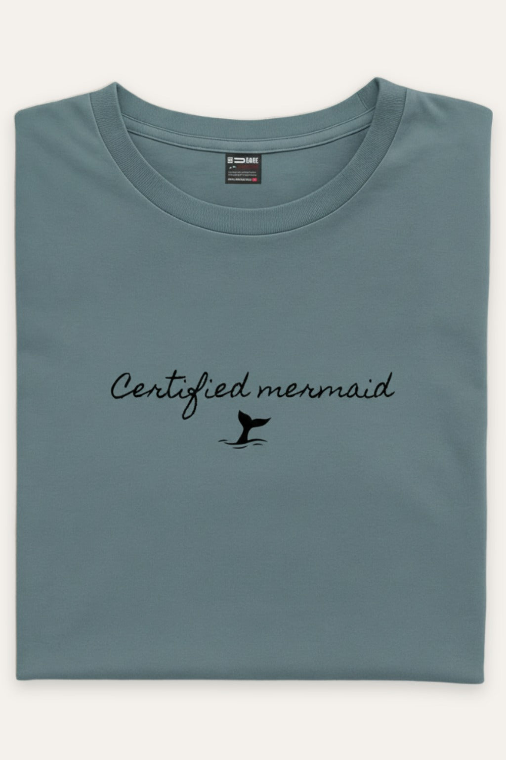 Sammenbrettet Certified Mermaid t-skjorte unisex i dusty blue – viser trykket – Fjord Vibes
