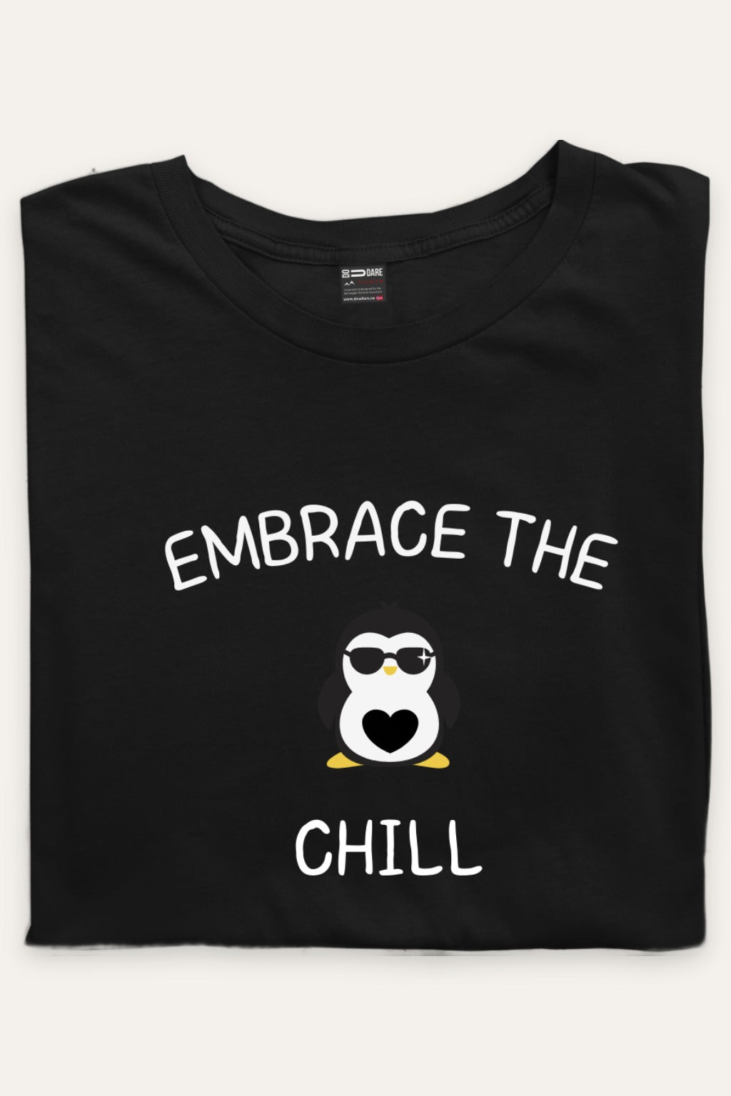 Sammenbrettet Embrace the Chill t-skjorte dame i sort – viser trykket – Fjord Vibes