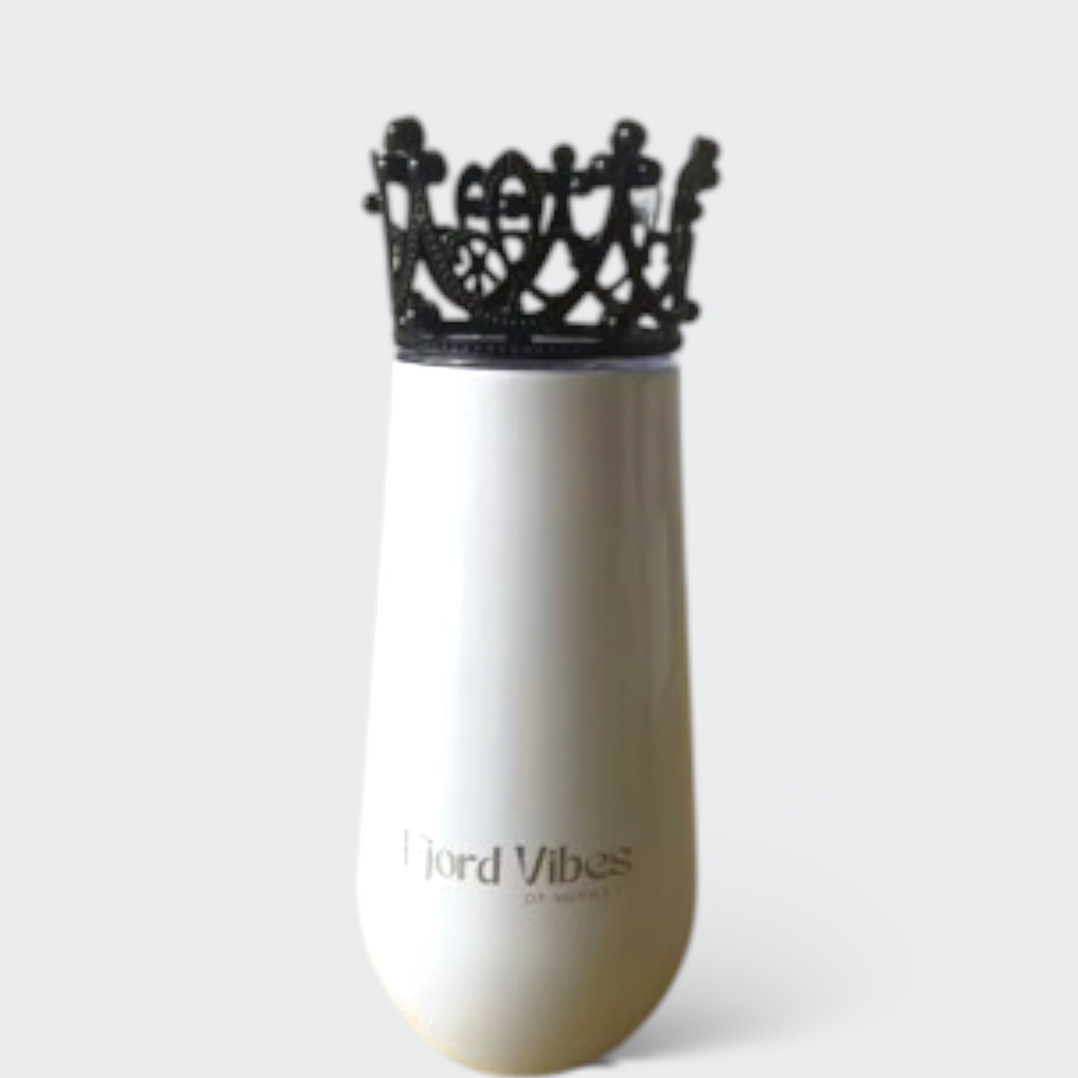 hvit prosecco vin kopp  med pyntekrone i svart