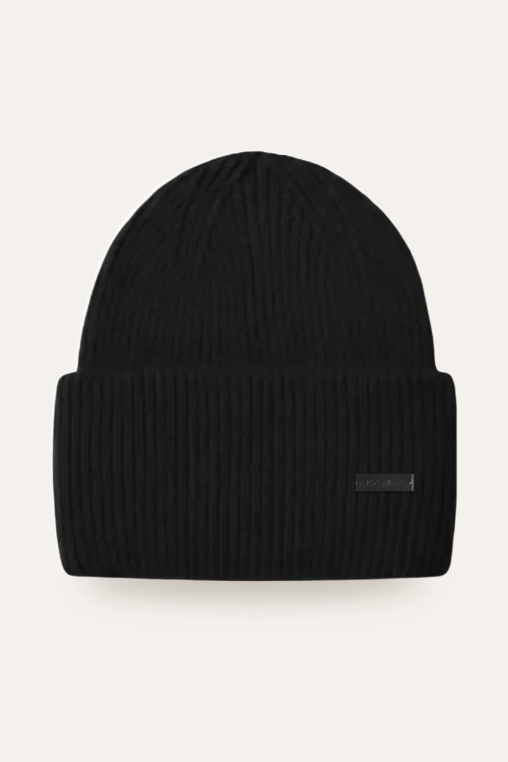 Svart lue til isbading i angora-ull fra Fjord Vibes med logo i metall på bremmen