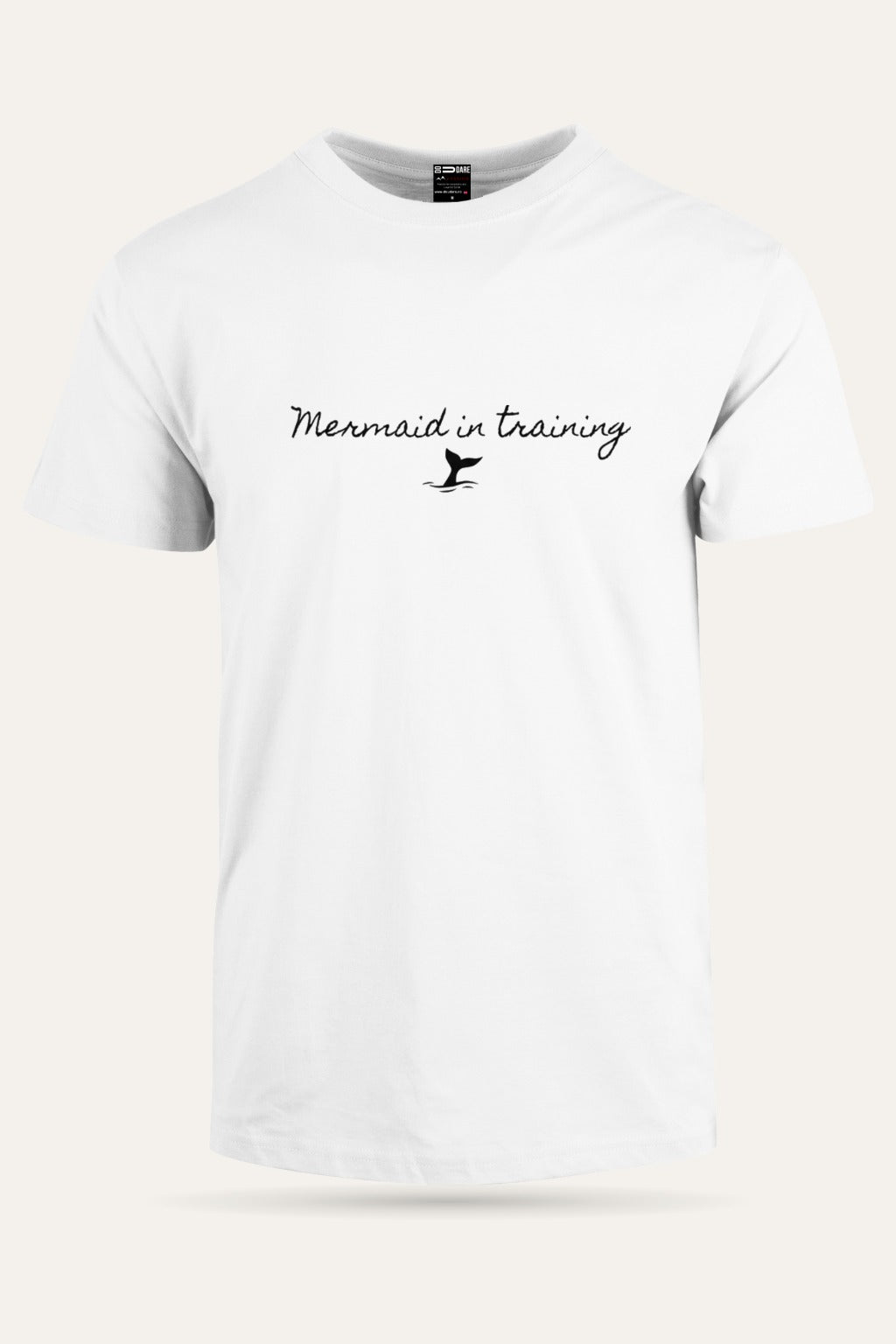 Mermaid in Training t-skjorte unisex i hvit sett forfra – viser passform og trykk – Fjord Vibes