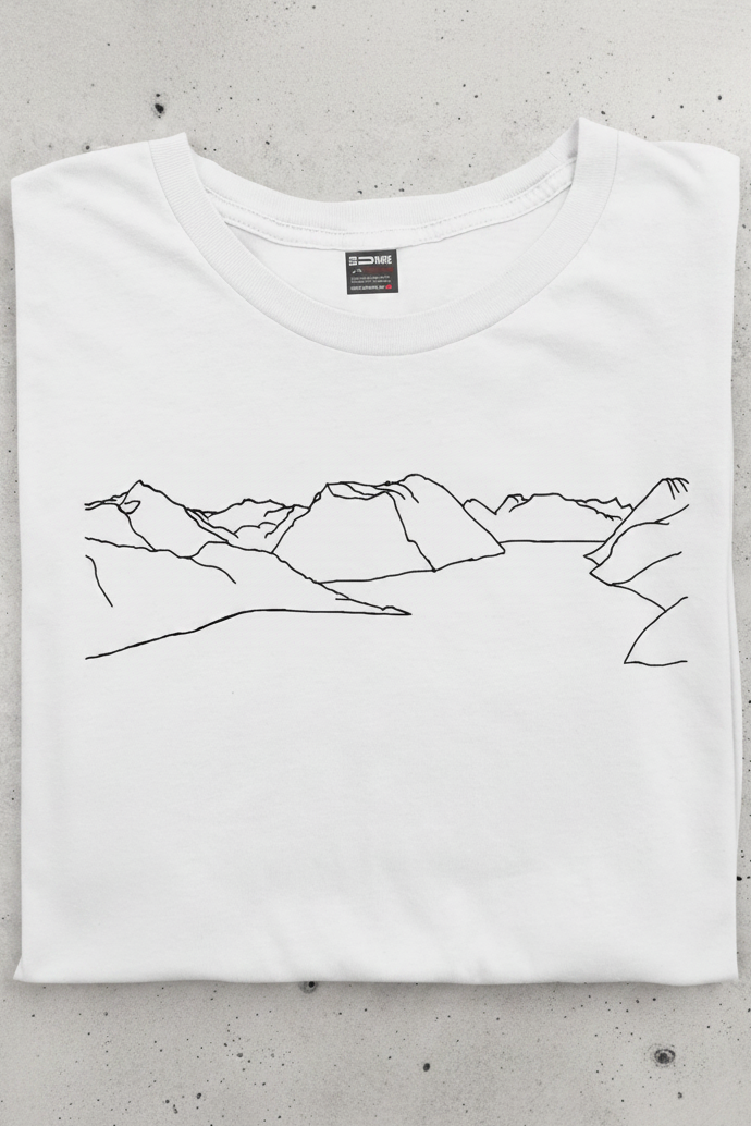 Mountain tee - dame - DoUdare - sammenbrettet hvit t-skjorte med trykk av fjellkjede over hele brystet
