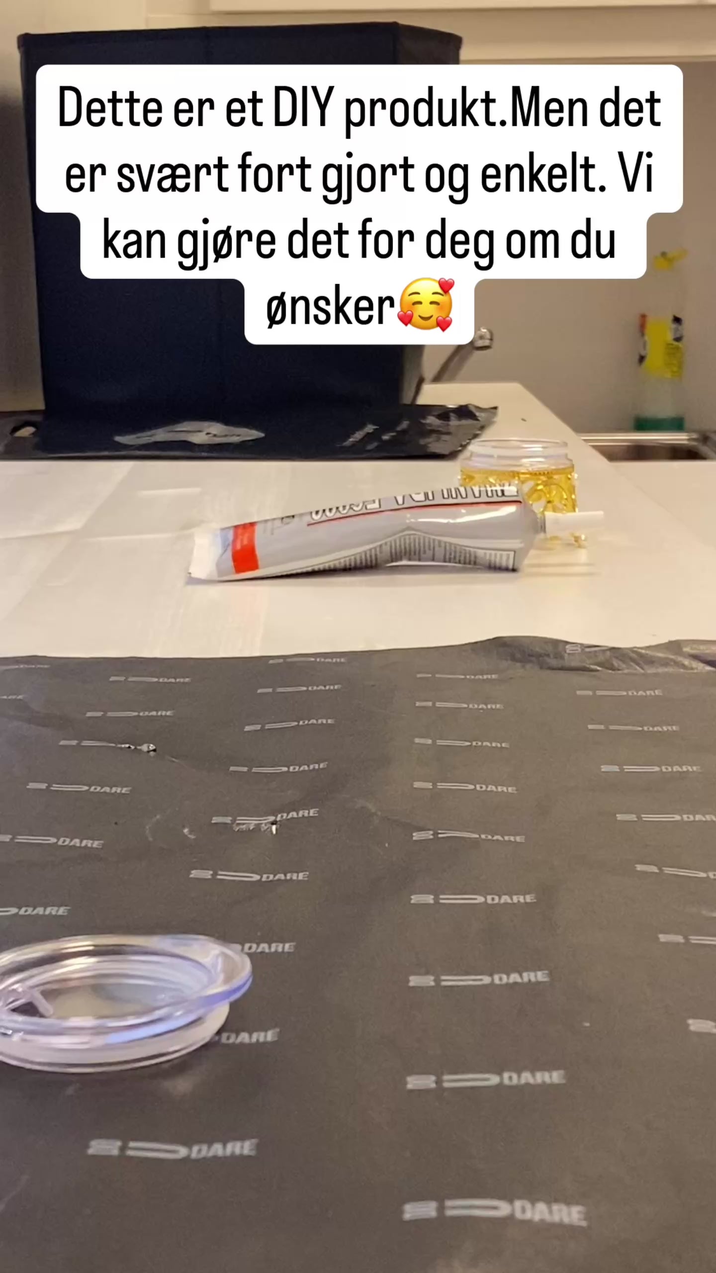 bruksanvisning for å lime krone på lokk til prosecco kopp