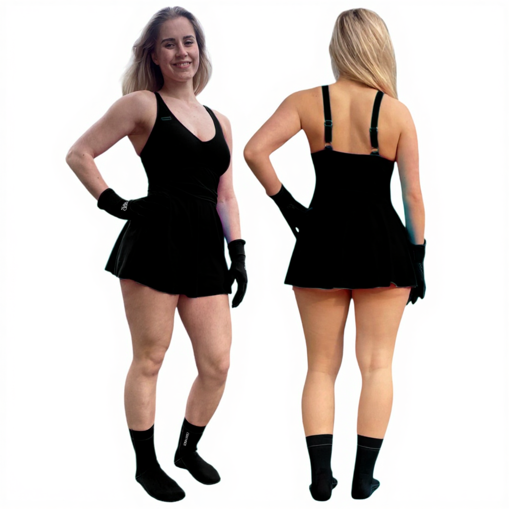 dame som har på svart badekjole og svart neopren sokker og hansker. Det viser et bilde både forfra og bakfra